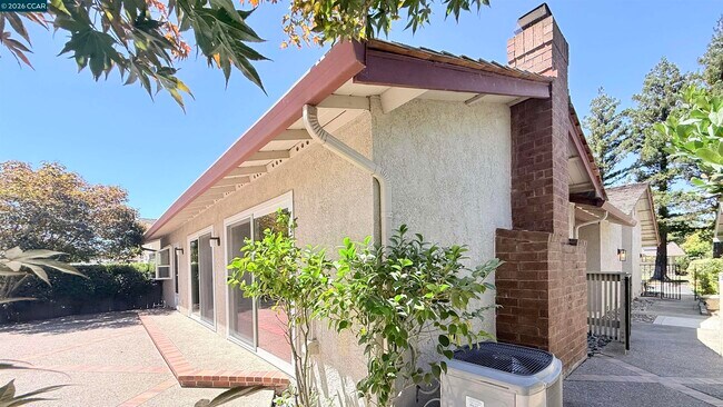 Building Photo - 750 N Paradise Valley Ct