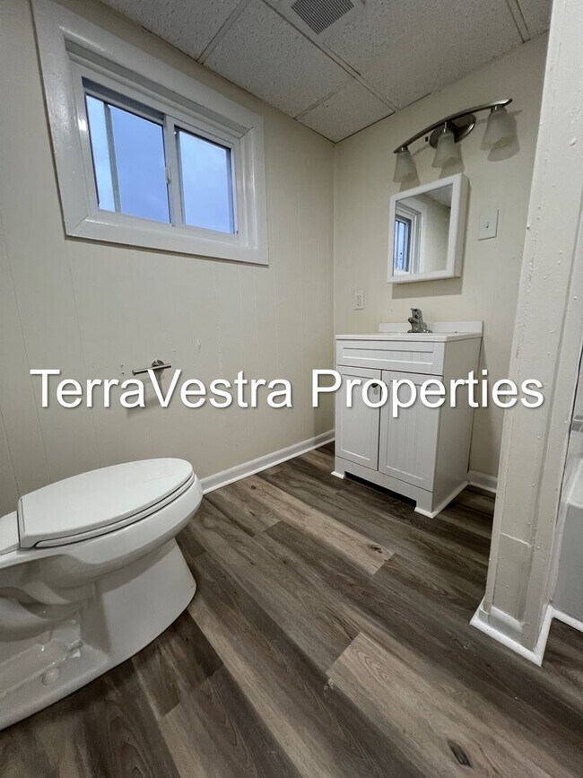 Building Photo - 601 E Mulberry St