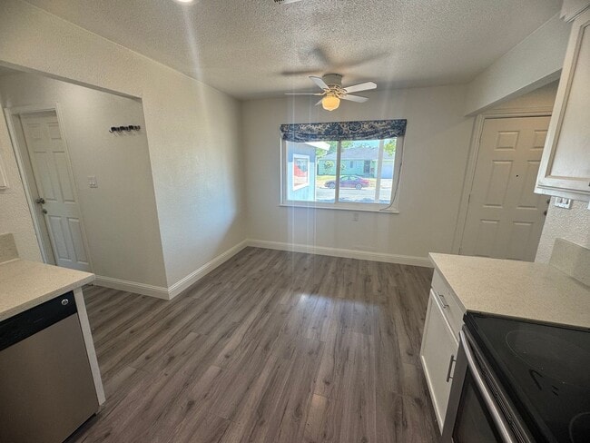 Building Photo - 4 Bedroom Home in Sacramento