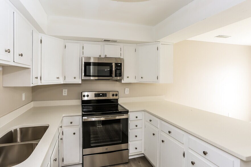 Building Photo - 3125 Windbluff Dr