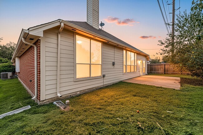 Building Photo - 3538 Lakeaires Ln