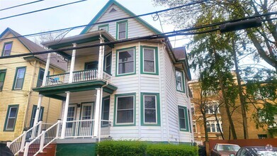 Building Photo - 14 Thompson St