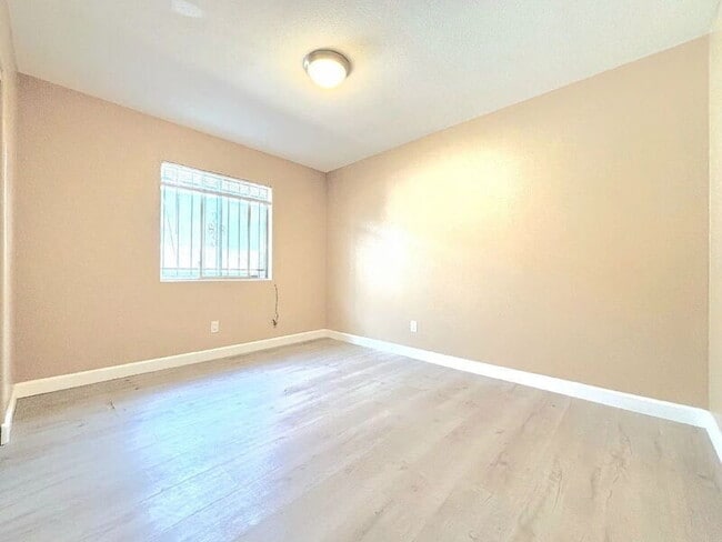 Building Photo - 1385 E Vernon Ave