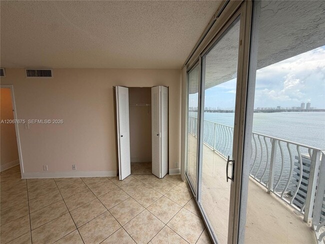 Building Photo - 7601 E Treasure Dr
