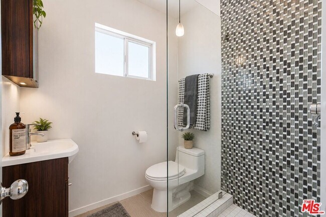 Building Photo - 2657 Zorada Dr