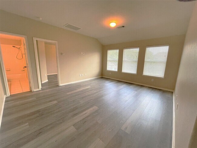 Building Photo - 2115 Hollyfield Ln