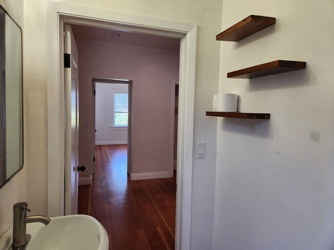 Building Photo - College Ave Apartment for Rent