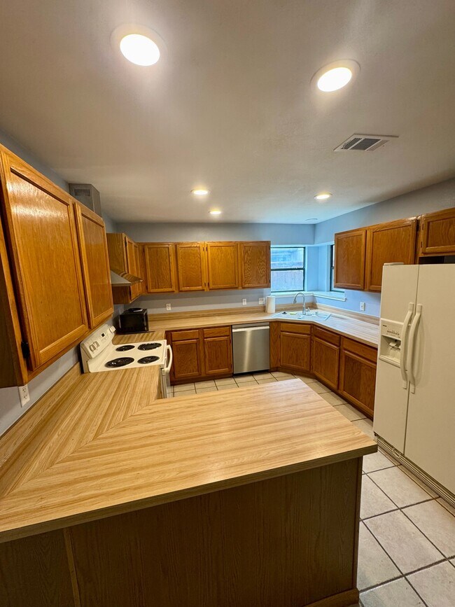 Building Photo - 3205 Hillcrest Dr
