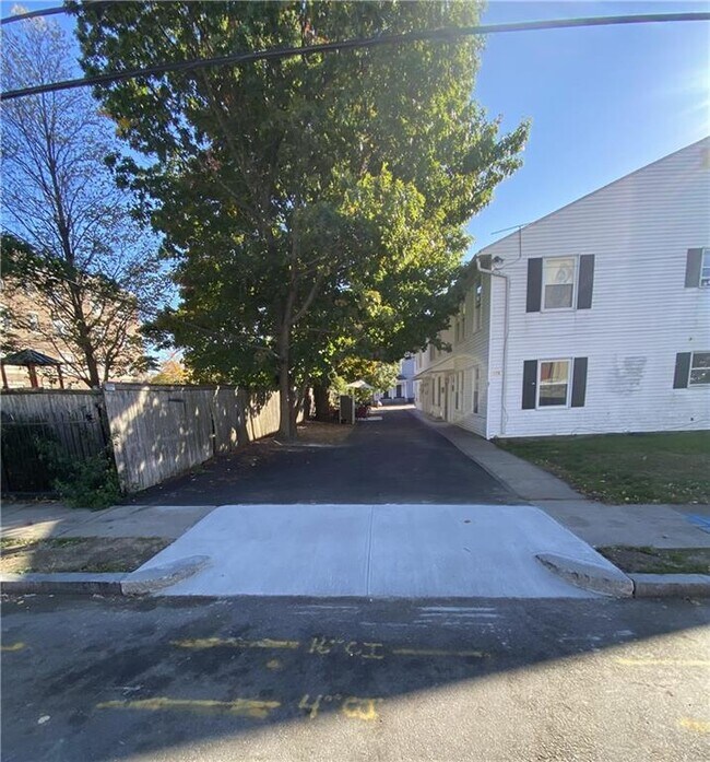 Building Photo - 174 Daboll St