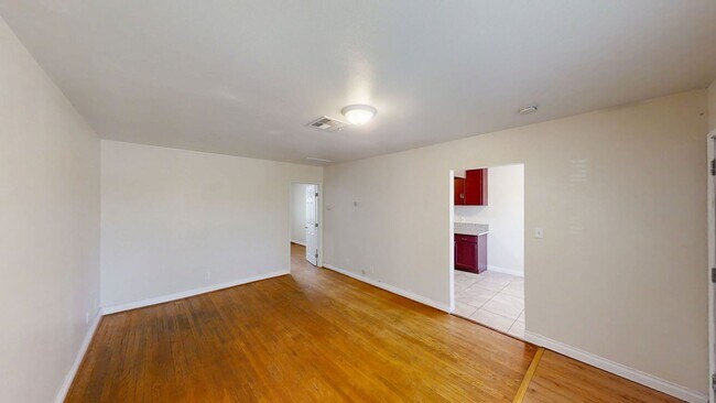 Building Photo - 560 W Ave L