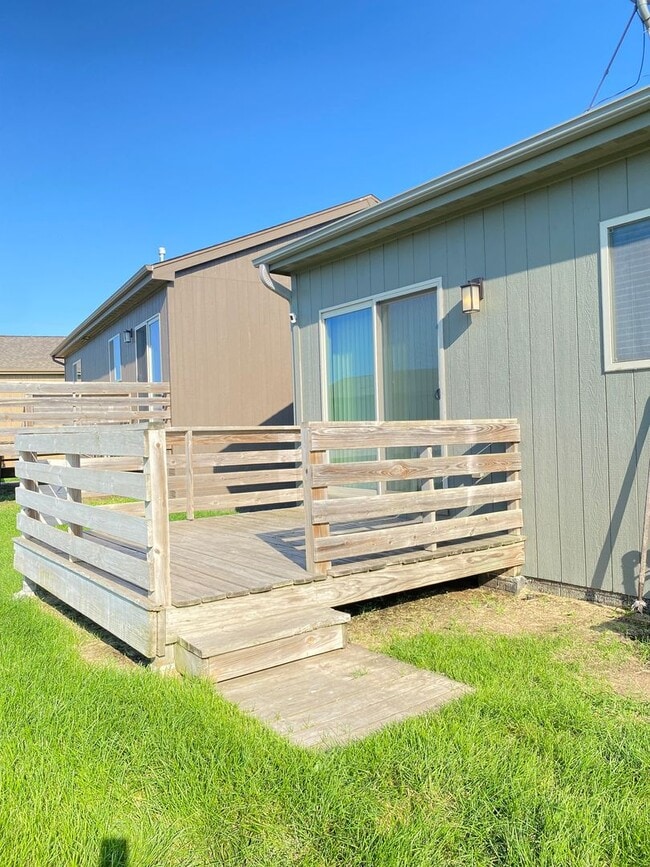 Building Photo - Beautiful 3 bed 2 bath house $1995, Glenmo...