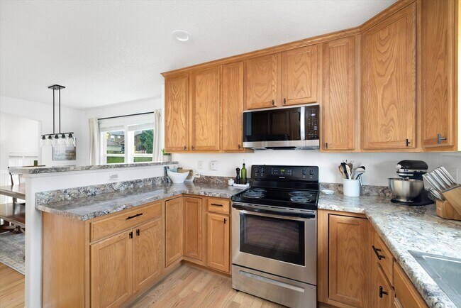 Building Photo - 3 Bed 3 Bath Castle Rock Townhome!