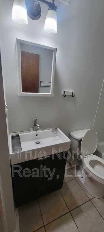 Building Photo - 1683 1/2 Oak Street