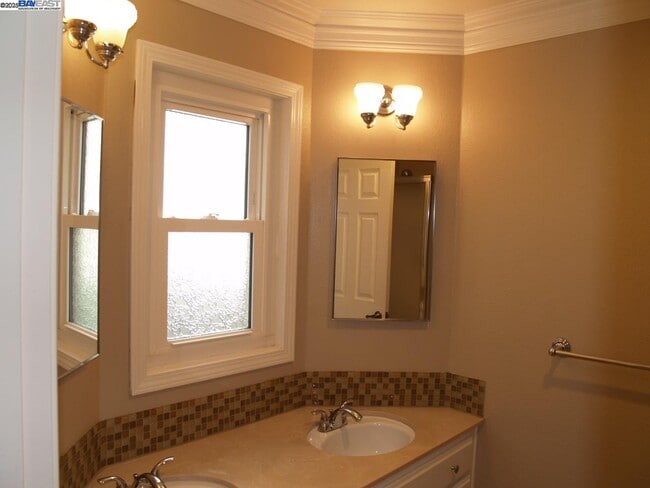 Building Photo - 647 Doral Dr