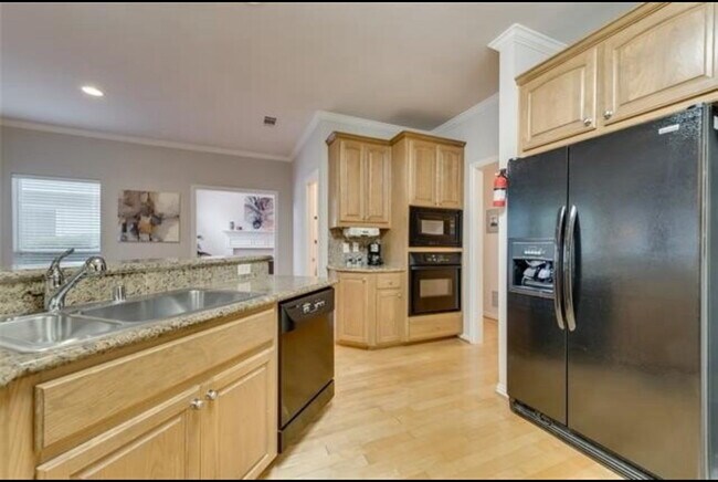 Building Photo - Beautiful 4 Bedrooms, 2.5 baths property i...