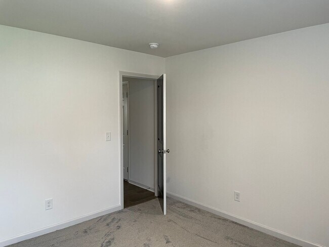 Building Photo - 961 Pine Needles Rd