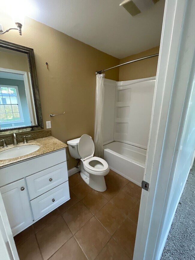 Building Photo - Broadmoor Home, 3 Beds, 2 Baths