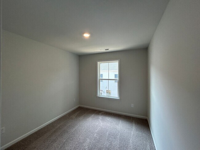 Building Photo - Luxury End-Unit Townhome with 2-Car Garage, Deck & Bonus Room – Available June 5!