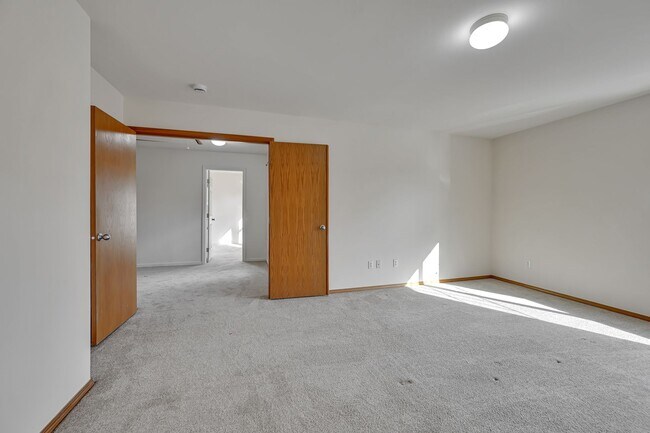 Building Photo - 4 BED & 2.5 SINGLE FAMILY HOUSE FOR RENT