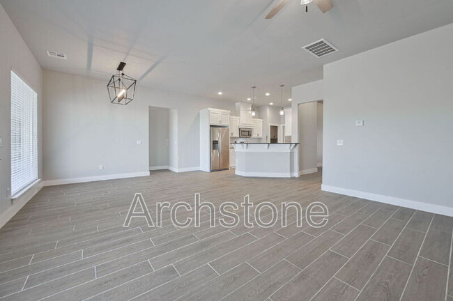 Building Photo - 2140 N Everest Ave