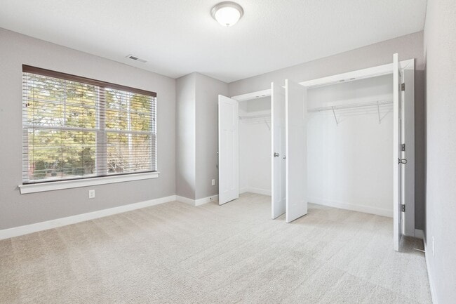 Building Photo - 4 bed/2.5 bath Ready Now- Norfolk