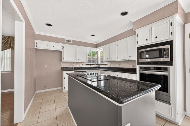Building Photo - 4003 W Valley Dr