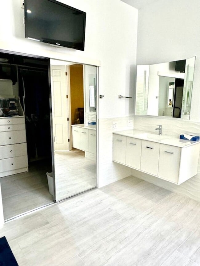 Building Photo - Springfield Home with a View - MUST BE 55 YEARS OF AGE