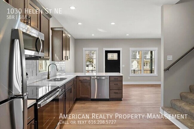 Building Photo - 1030 Helen St NE