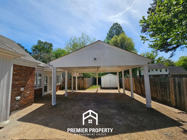 Building Photo - Massive 5BR/3BA Executive Home in East Memphis | Screened Porch & 2,200+ Sq Ft