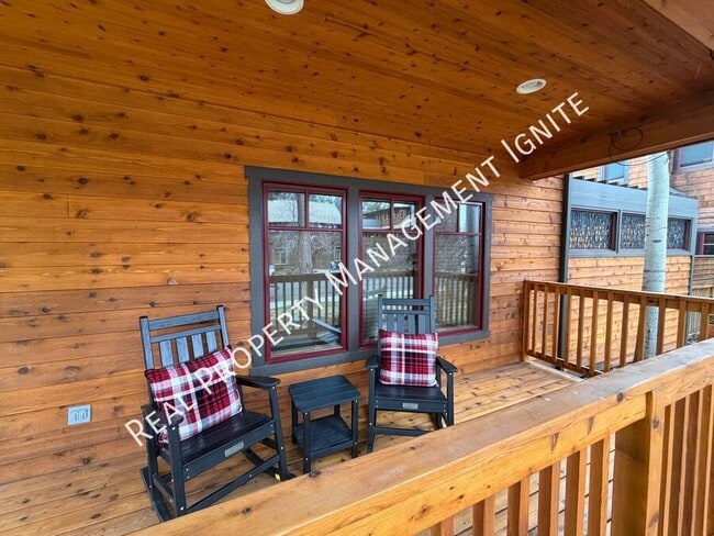 Building Photo - 453 S Pine St