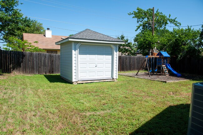 Building Photo - 1002 Cresswell Dr
