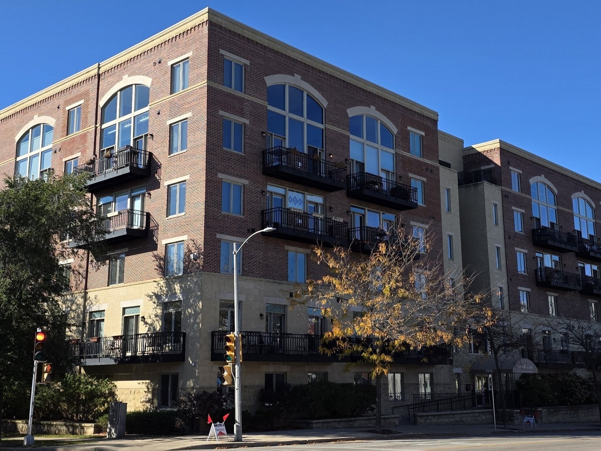 Building Photo - 1515 N Van Buren St