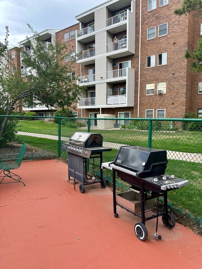 Building Photo - Nice 1 Bedroom 1 Bathroom Condo in Golden with Pool!! Available NOW!!