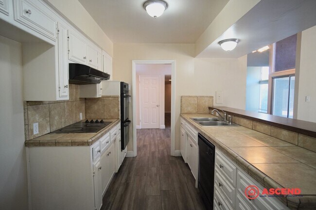 Building Photo - Phenomenal Home Located In Gated Community!