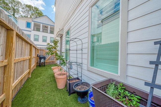 Building Photo - 909-A W 35th St