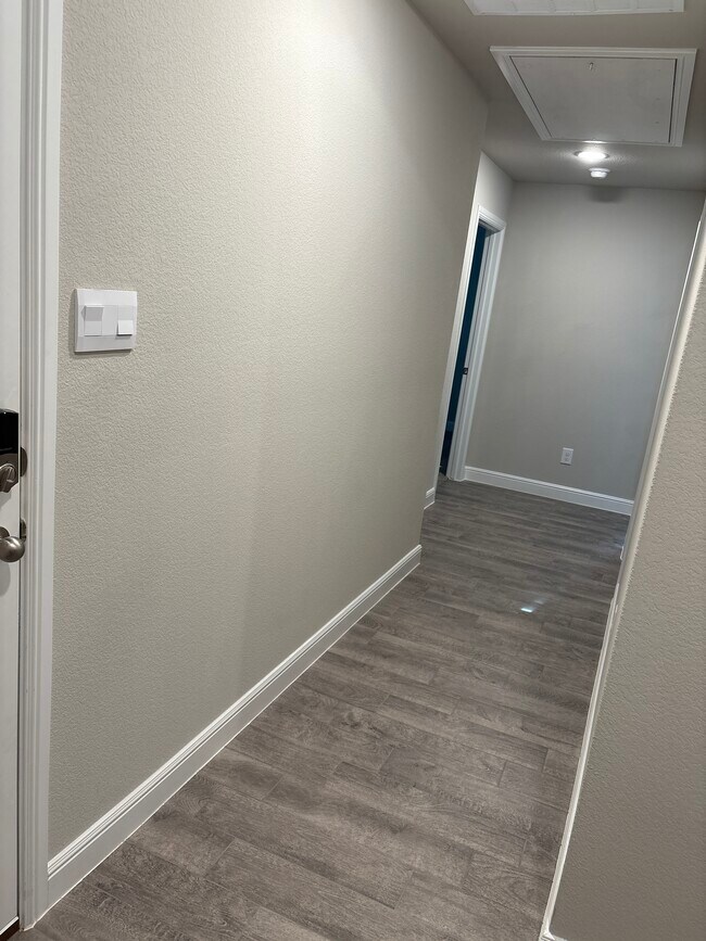 Building Photo - 449 Livingston Dr
