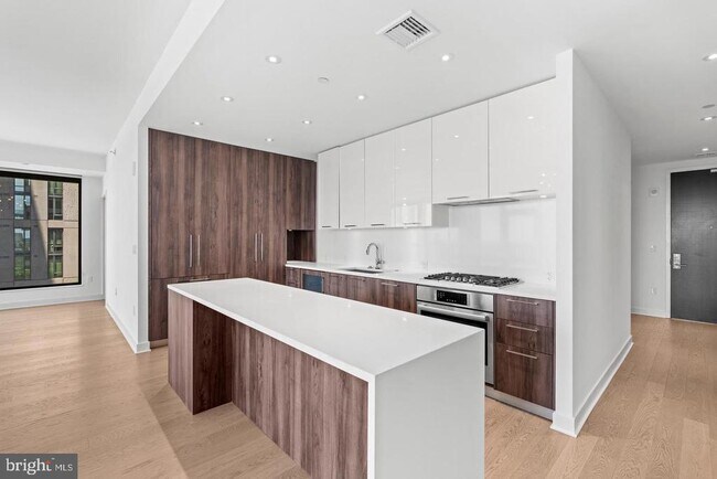 Building Photo - 1650 Silver Hill Dr