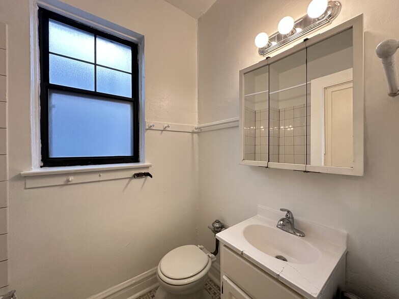 Building Photo - 4834 N Damen Ave