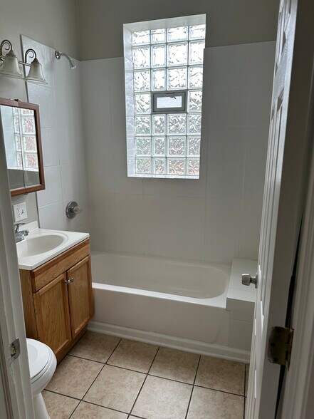 Building Photo - 5437 S Laflin St