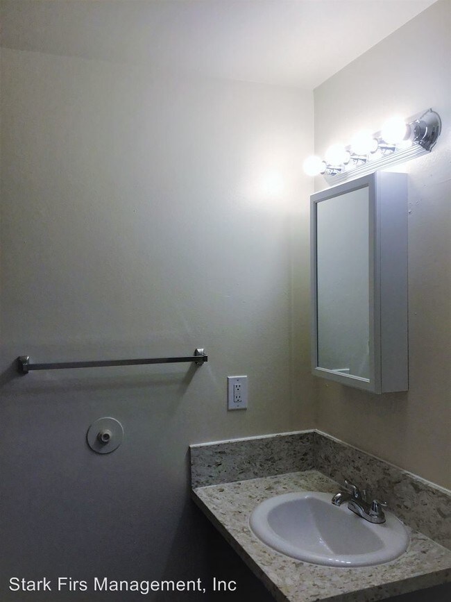 Building Photo - 15850 NE Glisan St