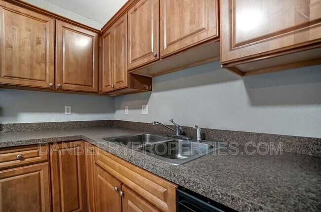 Building Photo - 1123 N Byrne Rd