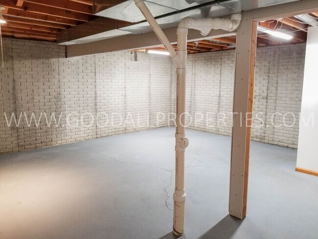Building Photo - 2420 Pine Ct
