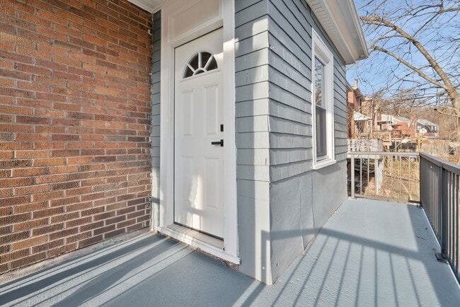 Building Photo - Newly Renovated 3 Bedroom home in East Pittsburgh available now!