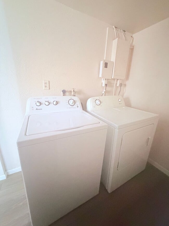 Building Photo - House for rent!