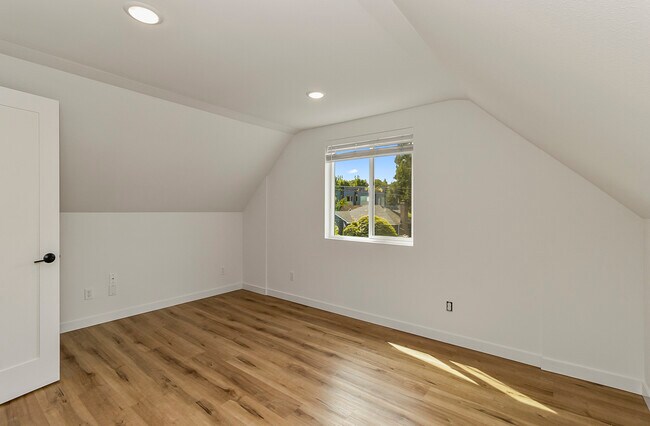 Building Photo - 816 S Sullivan St