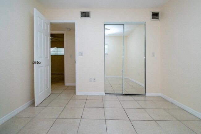 Building Photo - Indian Beach Park Duplex - walk to Ringling College!!