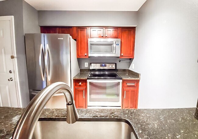 Building Photo - Beautifully Updated 1 Bed 1 Bath Condo With Sunroom In Sought After Point At Park