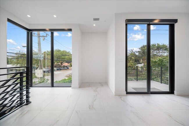 Building Photo - 1052 N Victoria Park Rd