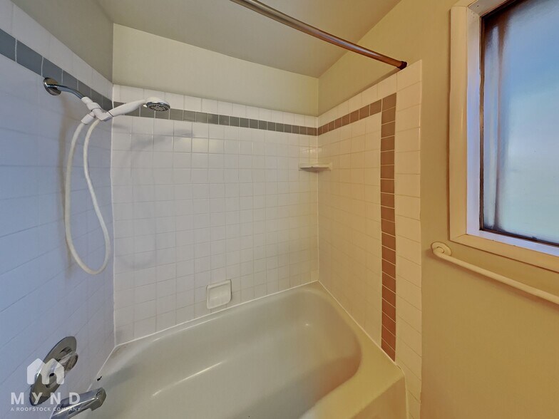 Building Photo - 705 NE 108th Ave