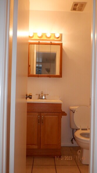 min bath - 563 N Santa Anna